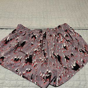 Like New- Lululemon 2.5 inch Hotty Hot Shorts Size 10